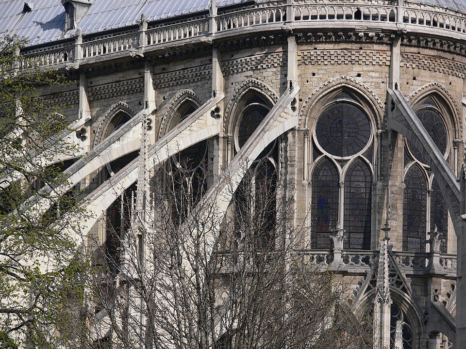 Arcobotantes de Notre-Dame de Paris: arcos de pedra do lado de fora apoiando as paredes