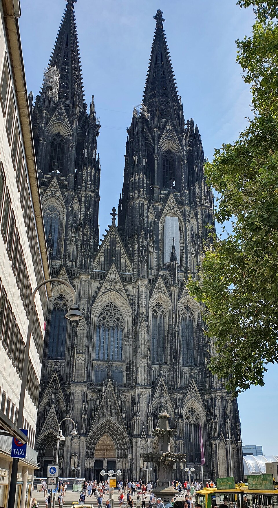 Fachada da Catedral de Colônia, com duas torres altíssimas e pontudas