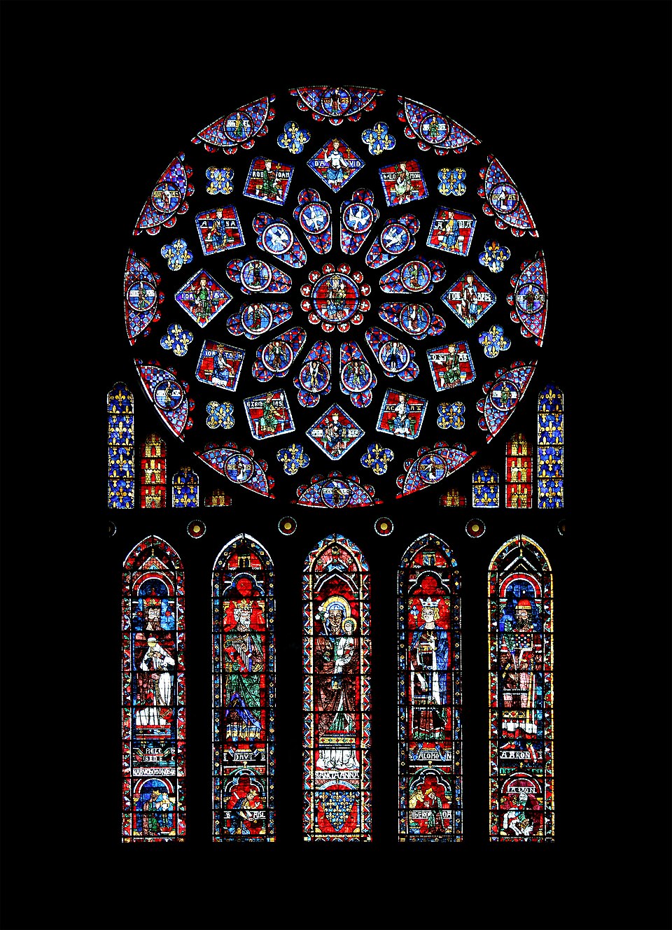 Rosácea norte da Catedral de Chartres: grande janela redonda de vitral azul e vermelho em forma de flor